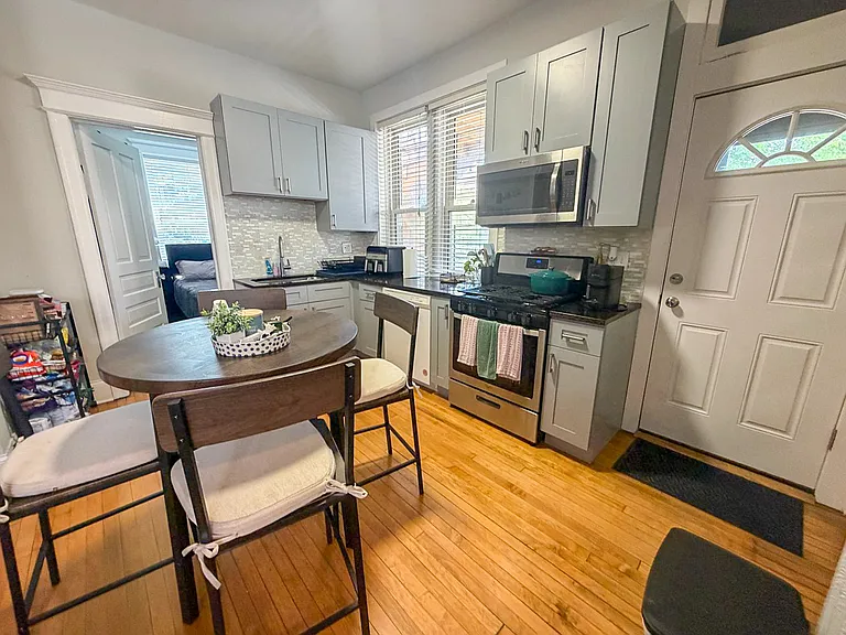 721 W Roscoe St #2 — Photo 17