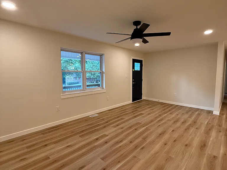 2360 Parkway Dr SE — Photo 2