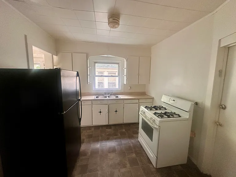 142 Delamaine Dr #1 — Photo 6