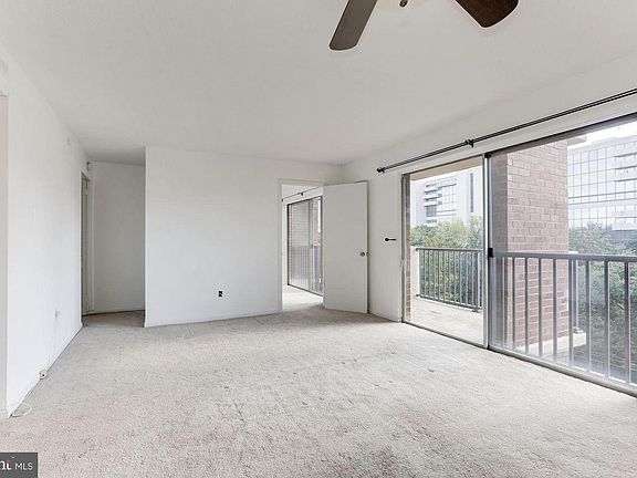 5th image of 1300 Army Navy Dr APT 812