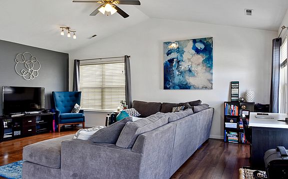 4th image of 702 Corey Ln