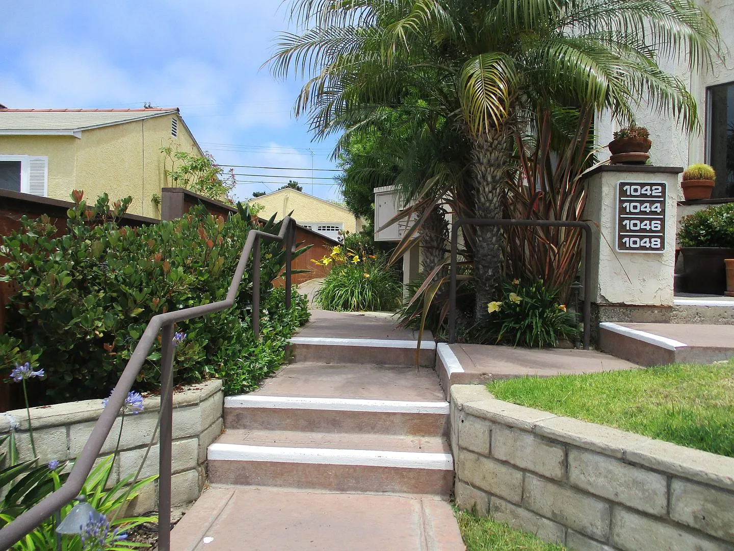 Pacific Beach 2 Bdr 2.5 Bath Town Home 2 Blocks from Beach — Photo 2