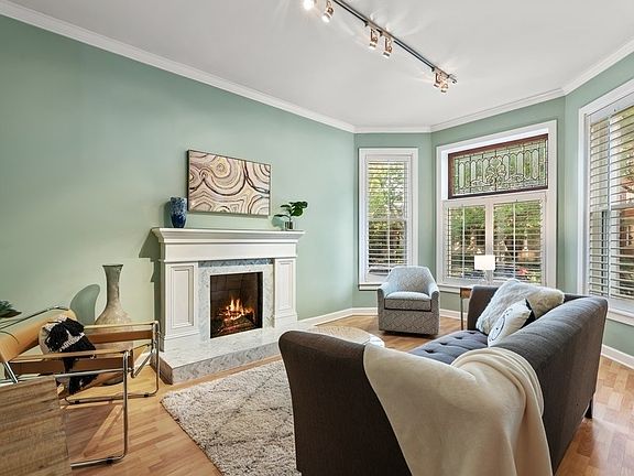 3rd image of 1433 W Cuyler Ave #1W