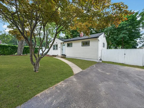 2602 Knickerbocker Avenue, Medford, NY 11763