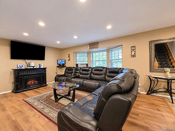 3rd image of 10 Maria Court