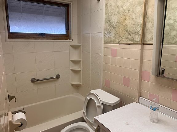4th image of 1156 La Salle Ave