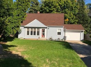 8116 N Seneca Rd, Fox Pt, WI 53217