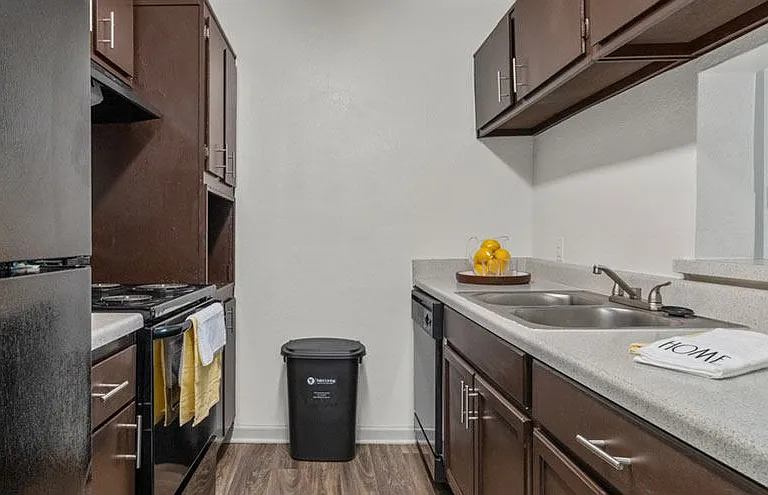Hollytree Apartments — Photo 22
