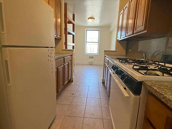 2nd image of 2020 Avenue V APT 5G