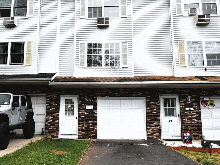 31 Larch St — Photo 2