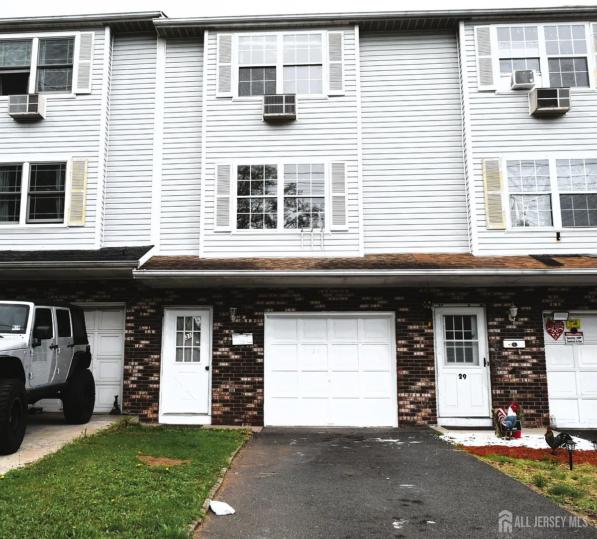 Building Photo - 31 Larch St