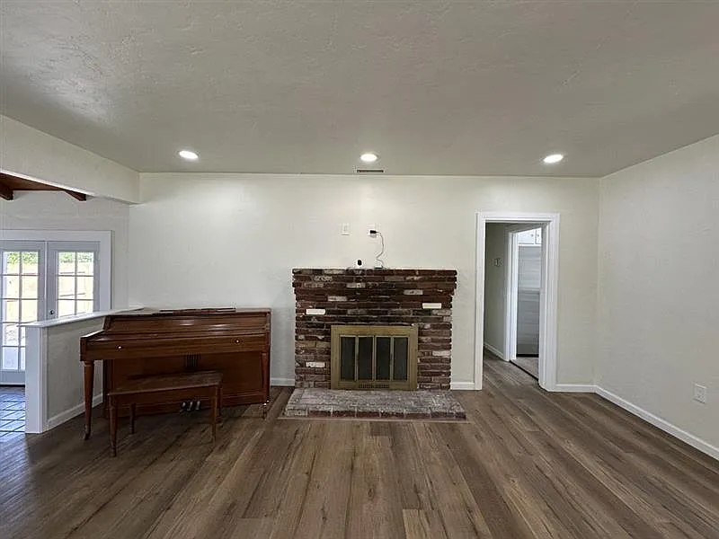 Building Photo - 10535 Freer St