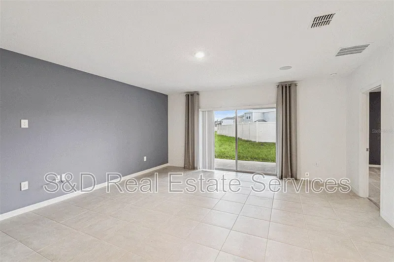 3 bed, 2.0 bath, 2322 sqft, $1,960 — Photo 2