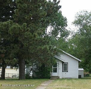 1st image of 953 3rd Ave W