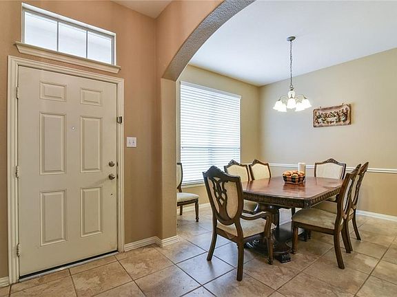 3rd image of 815 Fair Oaks Dr