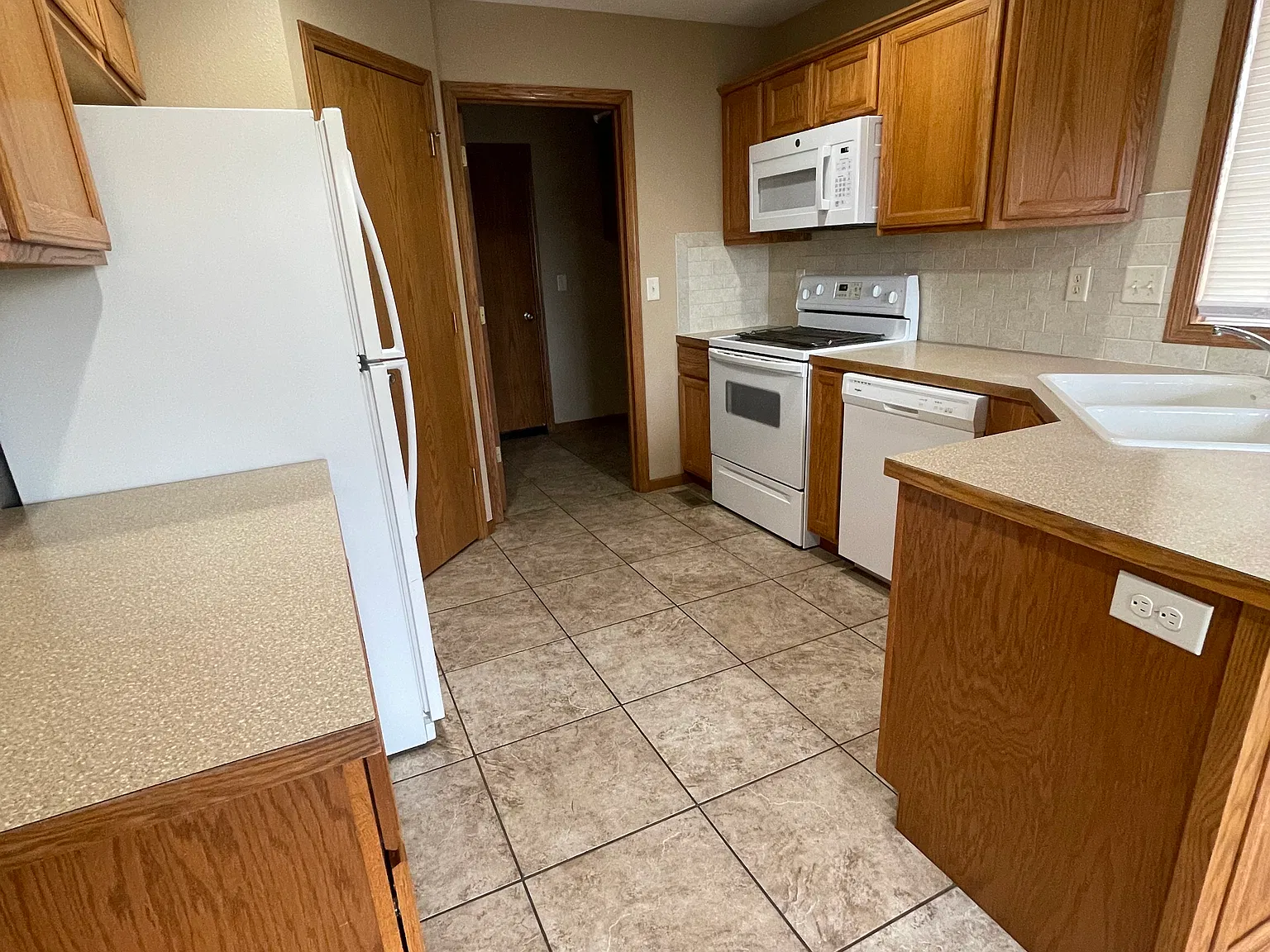 4 bed, 2106 sqft, $2,000 — Photo 4