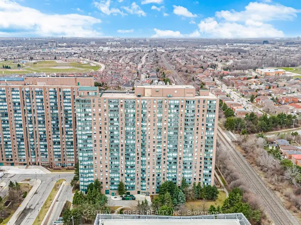 135 Hillcrest Ave #203, Mississauga, ON L5B 4B1