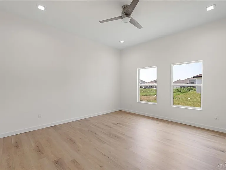 909 N Brushfield Ave — Photo 14