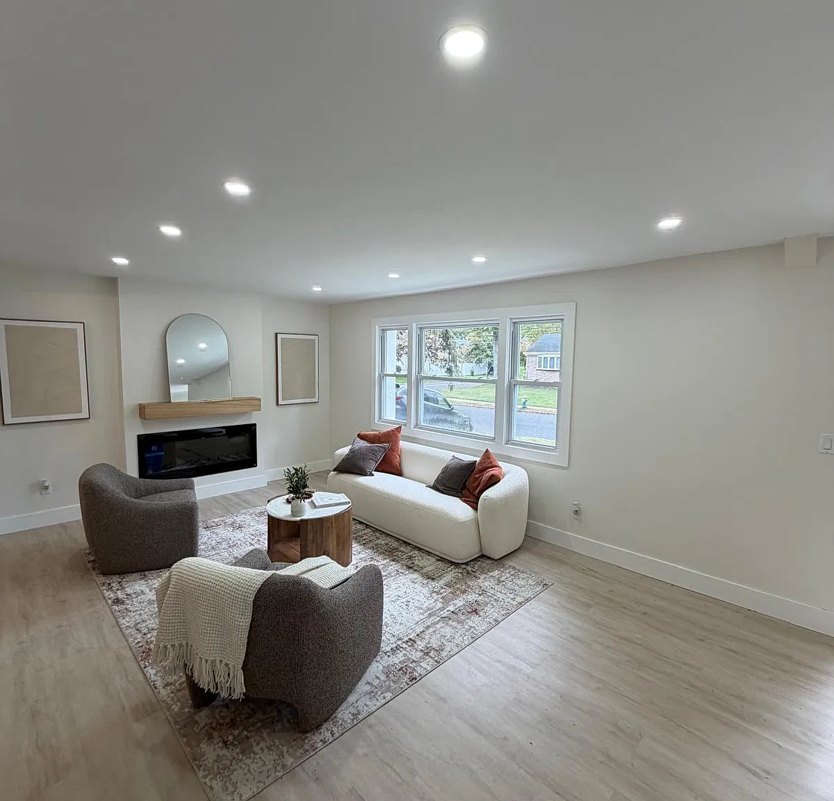 4 bed, $5,000 — Photo 2