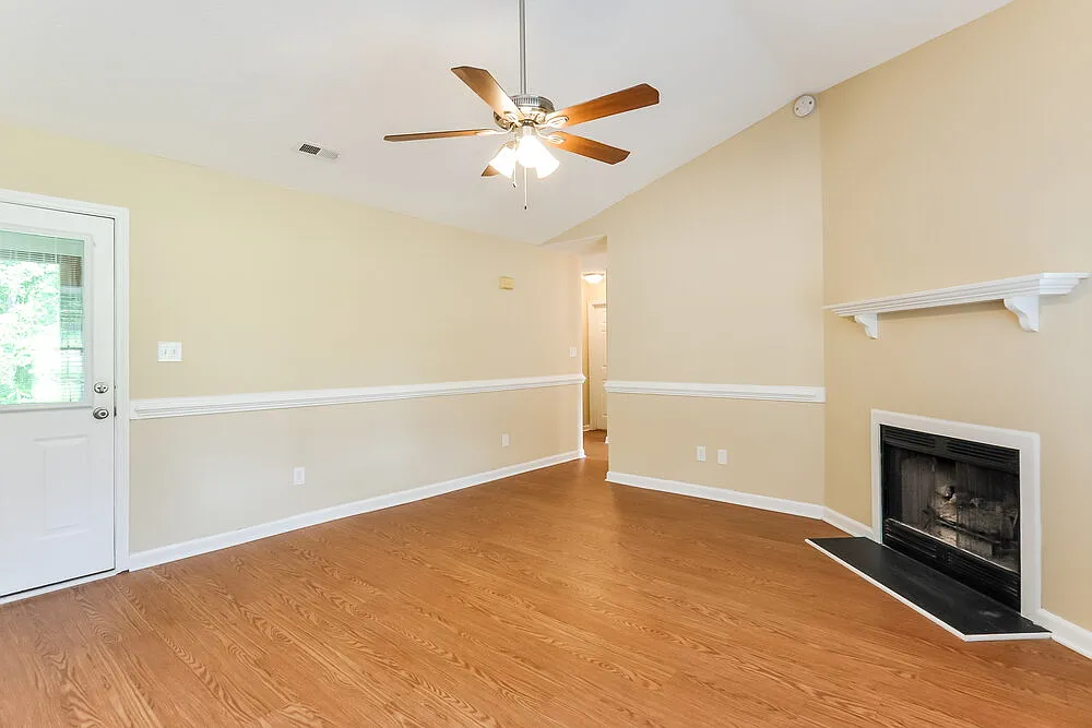 3 bed, 2.0 bath, 1161 sqft, $2,005 — Photo 3
