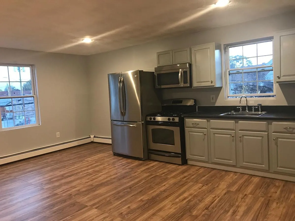 3 bed, 1056 sqft, $2,750 — Photo 4