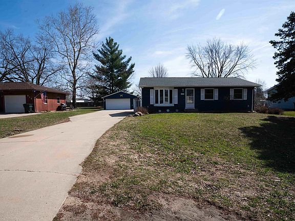 2nd image of 825 Belle St