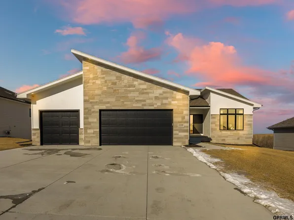 19108 Pinehurst Ave, Omaha, NE 68136