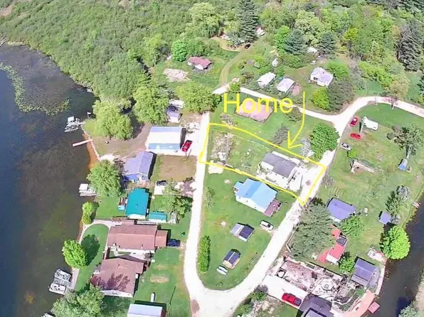 9388 S Lake Dr, Evart, MI 49631