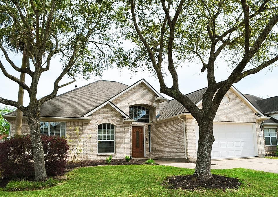 1st image of 208 Green Cedar Dr