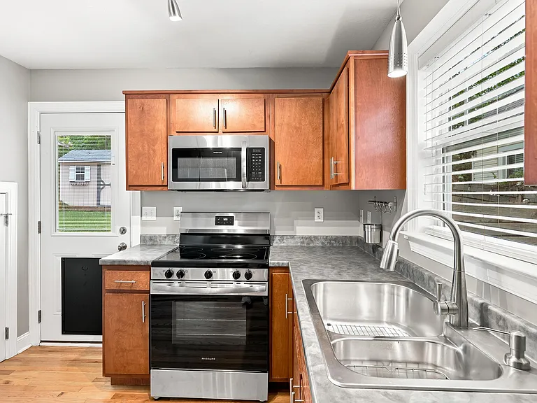 417 Rosewood St — Photo 16