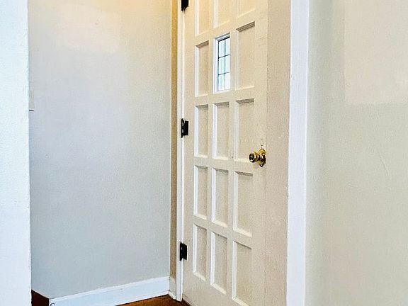 3rd image of 228 W Chestnut St