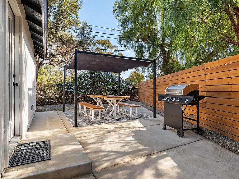3945 Alta Loma Dr #B — Photo 36