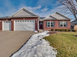 4 Kerry Hall Ct, Bloomington, IL 61705