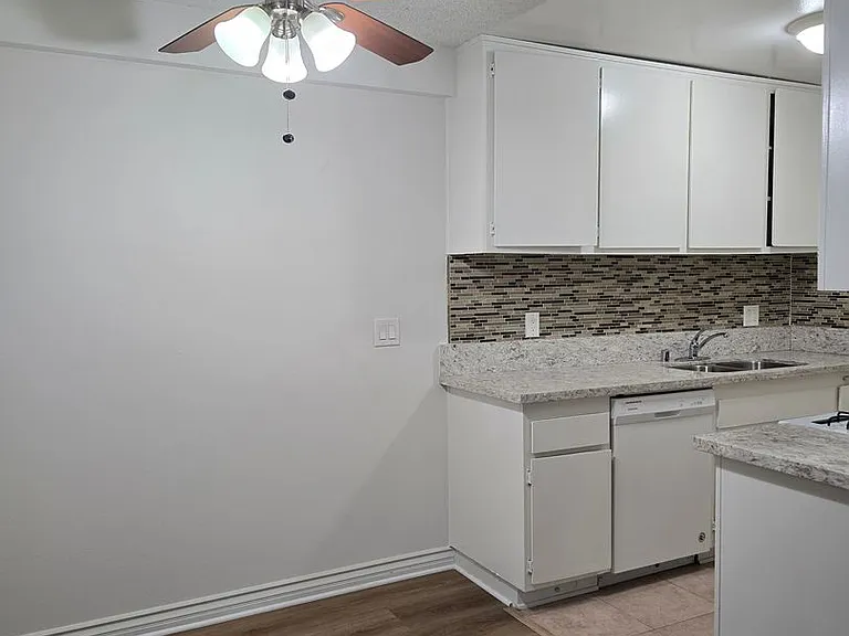 120 - 801 E Palmer Ave — Photo 21