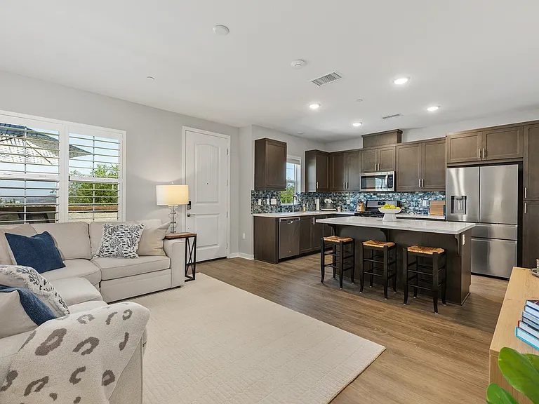 805 Blackstone Dr — Photo 4