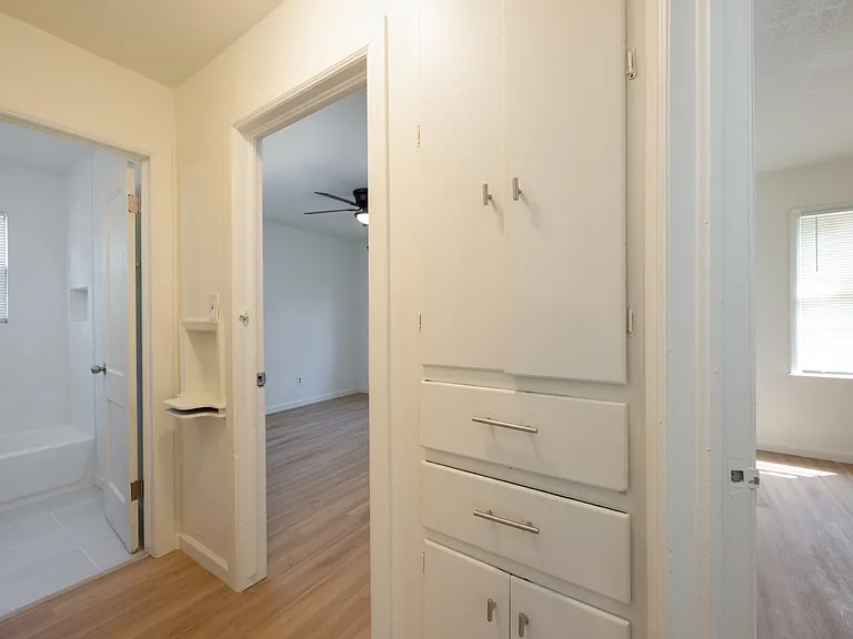 511 E Grumman Dr — Photo 9