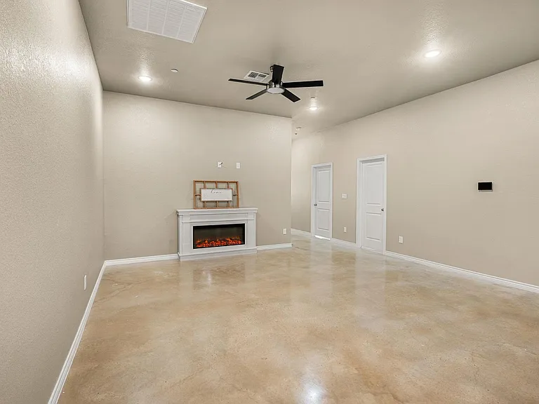 408 W Avenue C — Photo 11