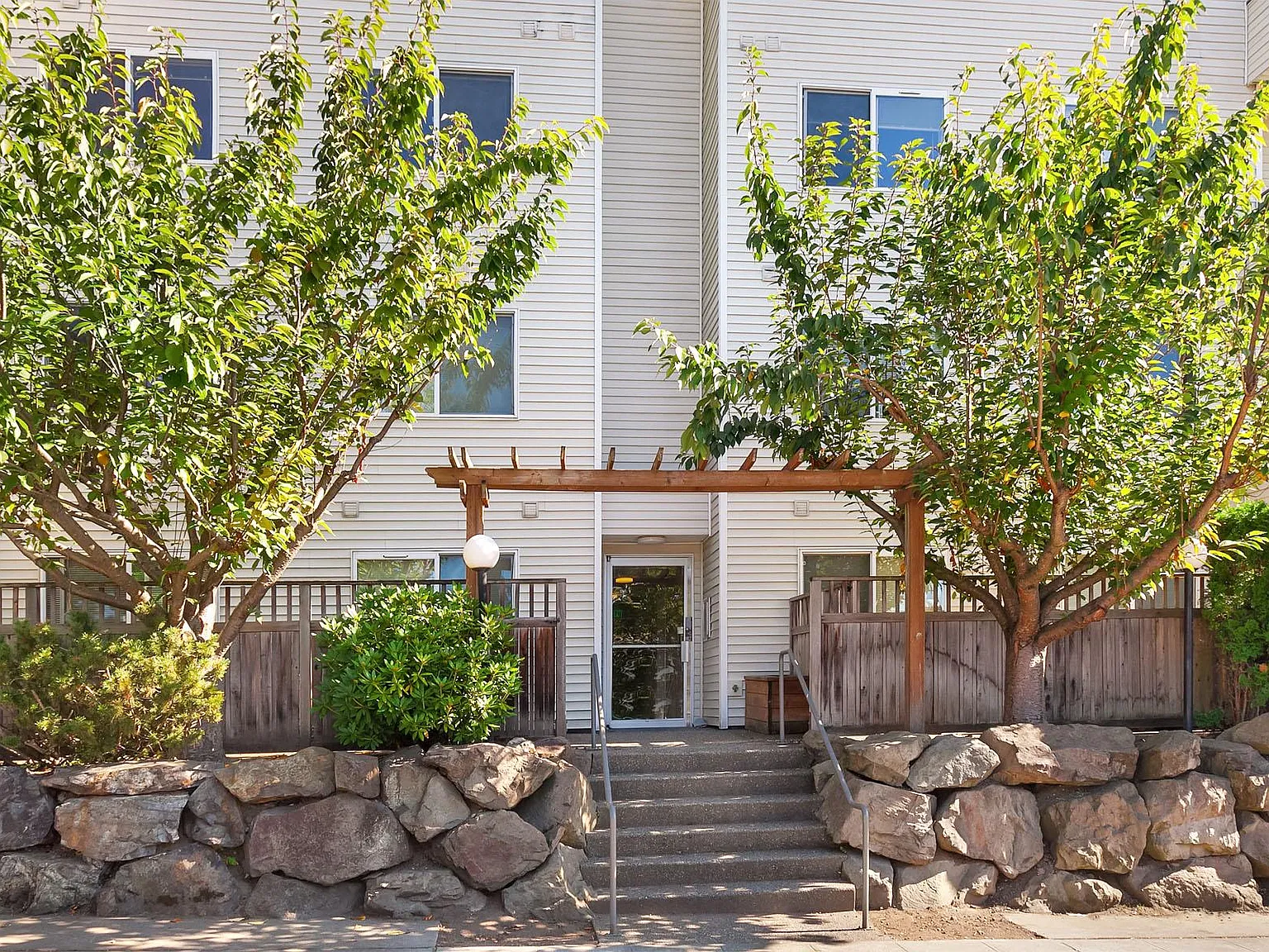 1 bed, 886 sqft, $2,250 — Photo 2
