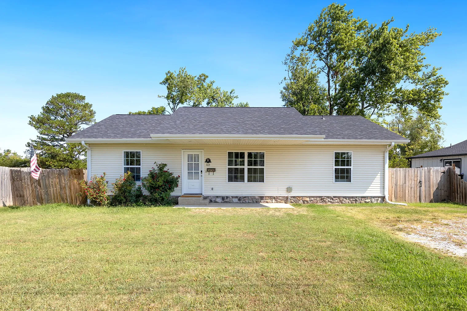 3 bed, 2.0 bath, 1280 sqft, $3,362 — Photo 3