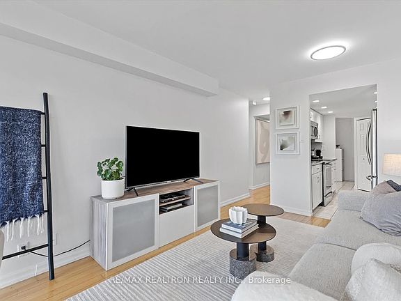 3rd image of 456 College St #512