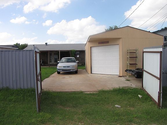 One car garage / workshop. backyard access.