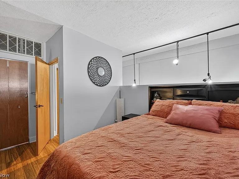 408 W Saint Clair Ave #319 — Photo 15