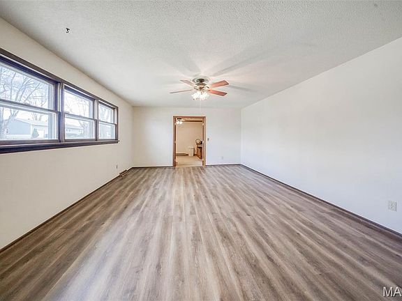 3rd image of 402 Locust St