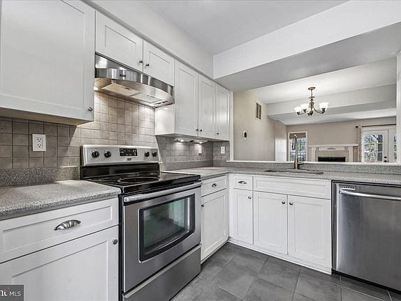 4th image of 2002 Derby Ridge Ln #4