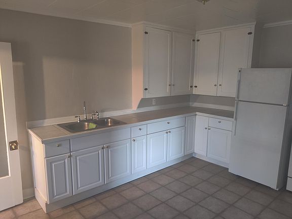 3rd image of 210 E Hill Ave