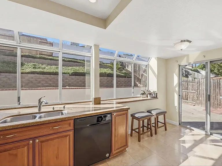 1772 Avenida Segovia — Photo 5