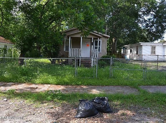 2nd image of 1552 W 27th St