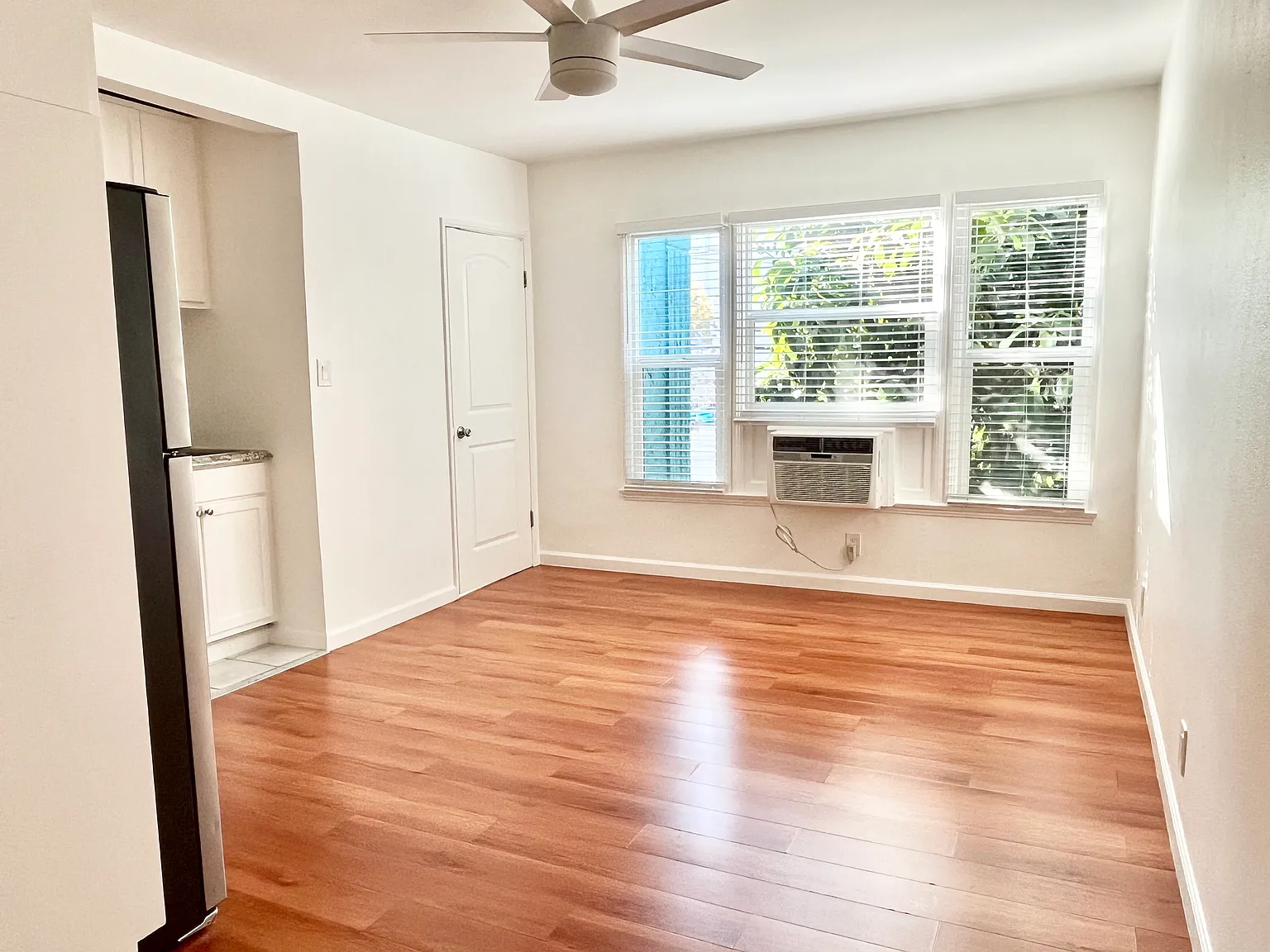 7120 Hawthorn Ave — Photo 1