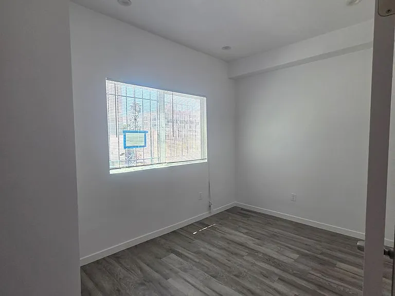 324 E Esther St — Photo 16
