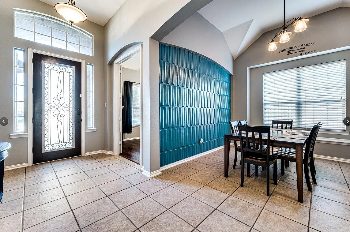 4 bed, 2342 sqft, $2,800 — Photo 3